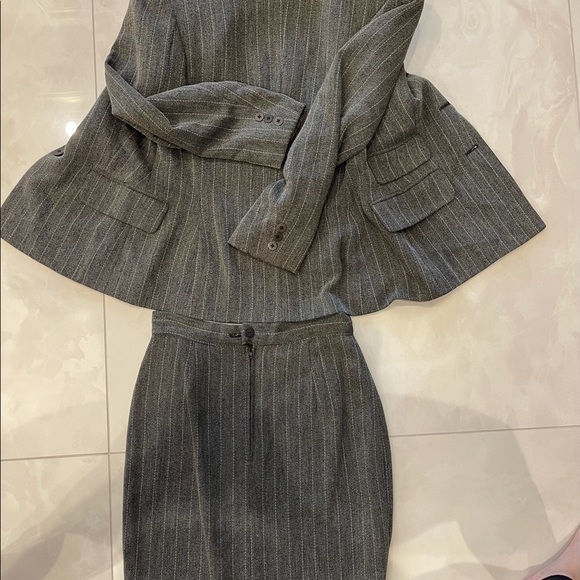 Beautiful gray suit for a woman - Picture 1 of 3